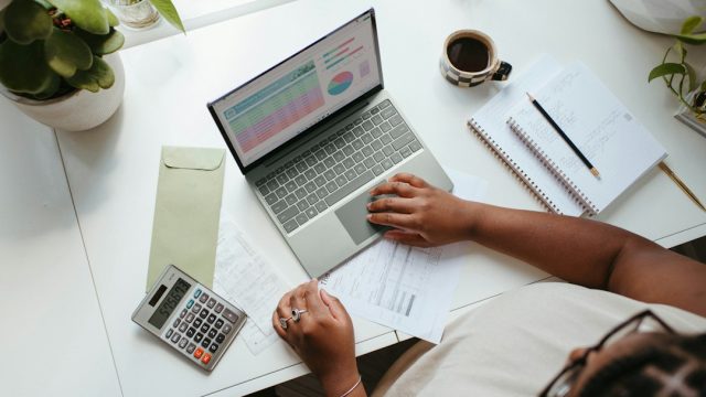 Omzet Naik tapi Uang Kas Seret? 6 Cara Mengatur Arus Kas UMKM